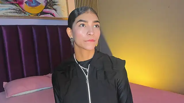 LauraAristizabal online show from June 10, 2026, 12:06 pm