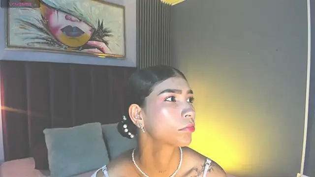 LauraAristizabal online show from April 28, 2026, 12:42 pm