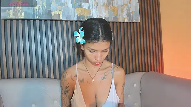 LauraAristizabal online show from October 1, 2025, 12:31 pm