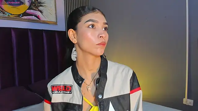 LauraAristizabal online show from June 17, 2026, 12:04 pm