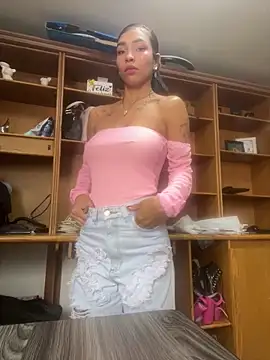 LauraAristizabal online show from April 23, 2026, 12:29 pm