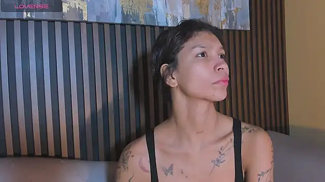 LauraAristizabal online show from September 19, 2025, 12:42 pm