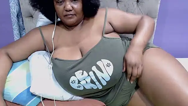 GiantTittts online show from September 18, 2025, 8:34 pm