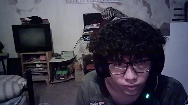 Snapshot of Emv2 chatting on May 6, 2026, 3:43 am Emv2 online show from May 6, 2026, 3:43 am