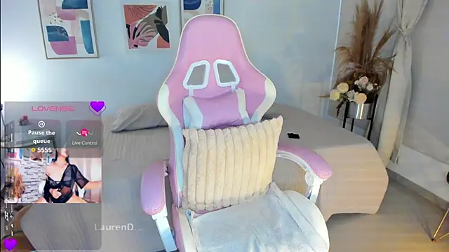 Misslaurenn online show from April 28, 2026, 9:30 pm