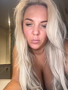 Bustyblondebabe32 online show from October 4, 2025, 9:33 am