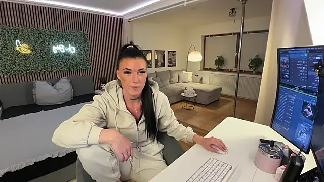 LizaRoxx online show from May 7, 2026, 8:01 pm