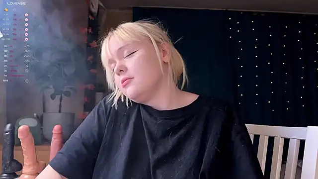 LisaLaas online show from November 22, 2025, 8:51 pm