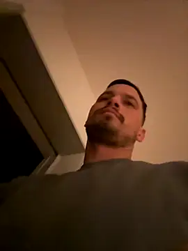 Jonkitzler1 online show from December 4, 2025, 4:28 pm