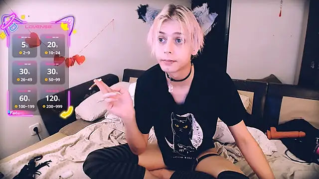 Littlepinkcat online show from June 19, 2026, 10:36 pm
