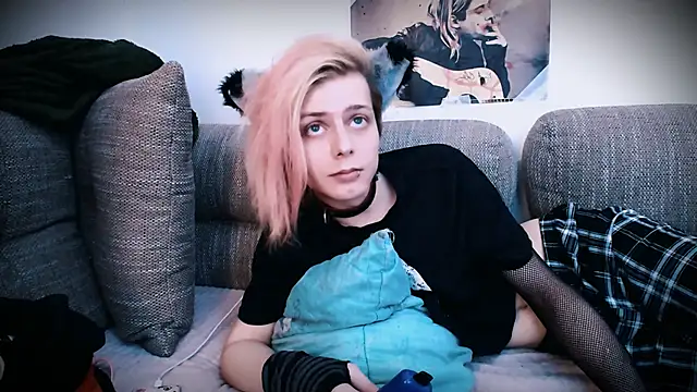 Littlepinkcat online show from October 27, 2025, 2:51 pm