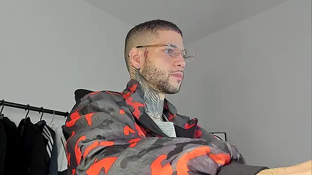  jamesleandros1 online show from November 11, 2025, 11:16 am