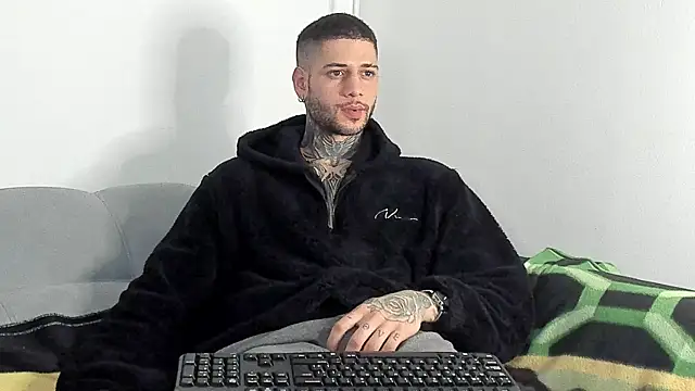  jamesleandros1 online show from November 28, 2025, 12:38 pm