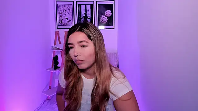 sofihill01 online show from October 7, 2025, 7:15 pm