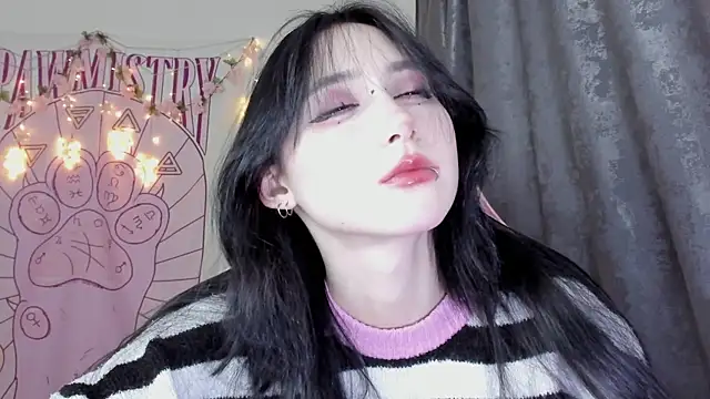 Holy420lolii online show from November 16, 2025, 7:29 pm