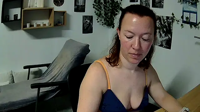 AnyaKreyxh online show from February 12, 2025, 1:59 pm