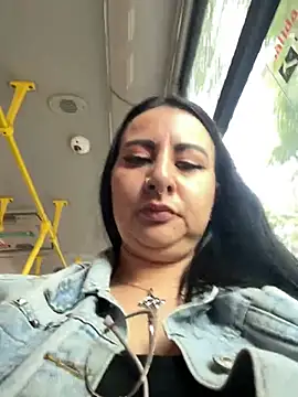 Abril Luv online show from April 21, 2026, 12:23 pm