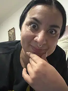 Abril Luv online show from June 8, 2026, 1:28 am