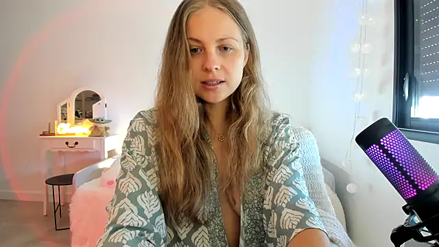 ImKeira online show from November 18, 2025, 9:12 am