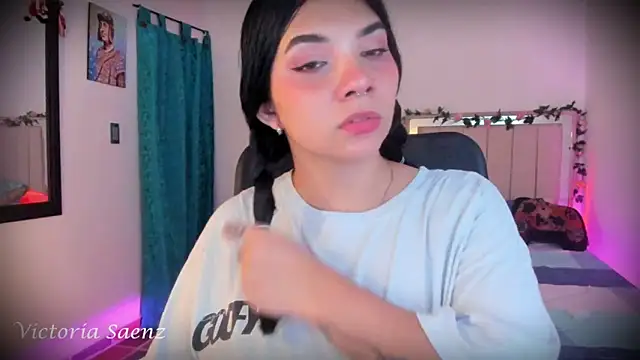 victoriaasaenz  online show from December 17, 2025, 12:37 am