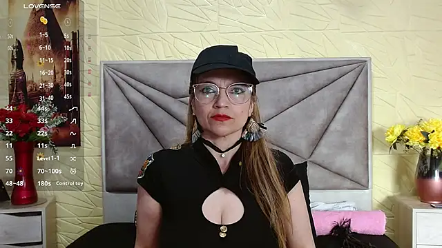 Esmeralda oikos online show from October 30, 2025, 4:22 am
