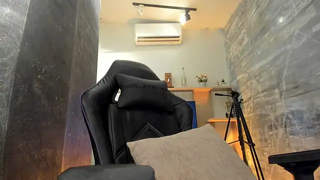 LunaBaker-1 online show from September 9, 2025, 8:07 pm