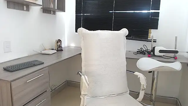 MIYESSI online show from September 22, 2025, 6:47 pm