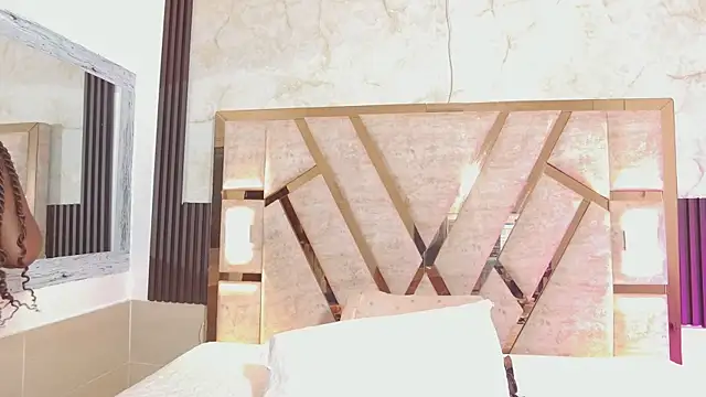 Athenea Mills online show from October 4, 2025, 6:42 pm