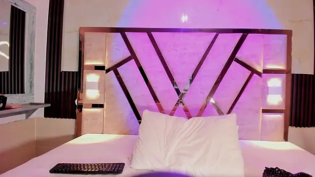 Athenea Mills online show from March 3, 2026, 6:48 pm