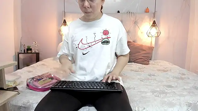 SakuraLee  online show from October 15, 2025, 1:52 pm