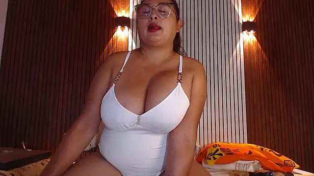 NadiaWhite online show from May 2, 2026, 9:36 am