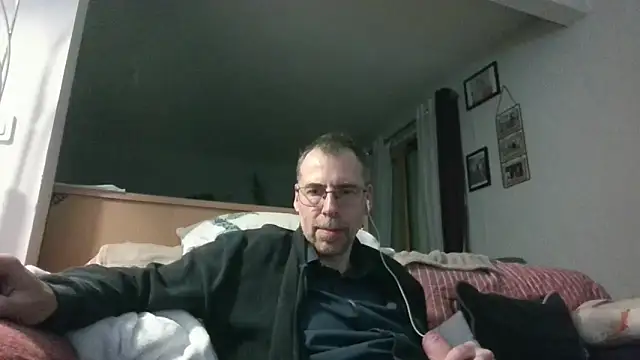 ptitcanard60600 online show from May 18, 2026, 9:52 pm