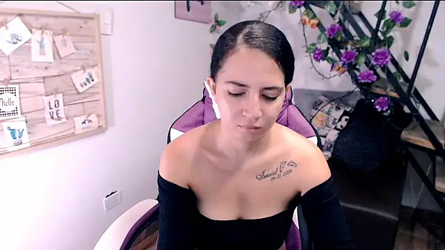 samantha baby  online show from April 26, 2026, 1:52 pm
