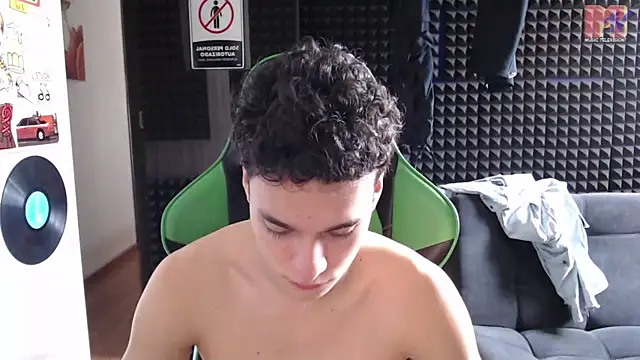 Curly Angel24 online show from December 15, 2025, 4:02 pm