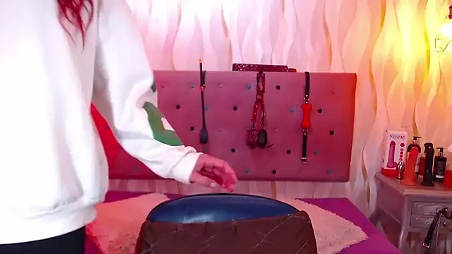 IsabelaLatina online show from January 6, 2026, 4:00 pm