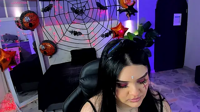 martinasaez online show from October 6, 2025, 9:37 pm