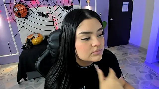 martinasaez online show from October 25, 2025, 8:42 pm