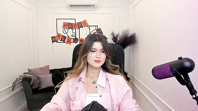 AnneTLi online show from October 19, 2025, 8:44 pm