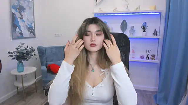 AnneTLi online show from May 8, 2026, 3:32 am