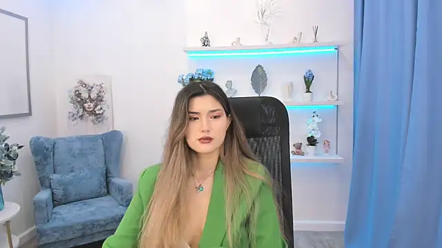 AnneTLi online show from September 12, 2025, 3:17 am