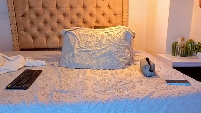 KeryHillson online show from March 21, 2026, 12:53 pm