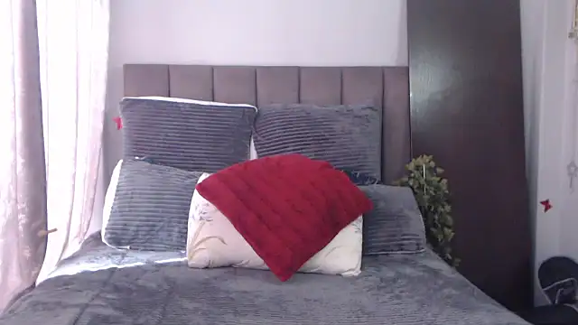 hotncurv8 online show from September 29, 2025, 8:43 am