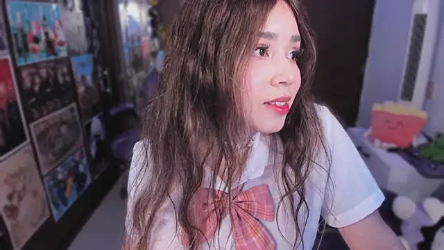 emi cute online show from November 18, 2025, 2:42 pm