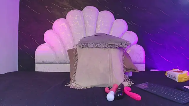  MiaBrown  online show from May 8, 2026, 12:09 pm