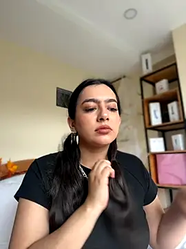 Nicollemays online show from November 10, 2025, 3:17 pm