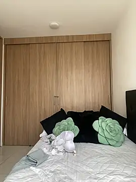 Nicollemays online show from April 16, 2026, 1:12 pm