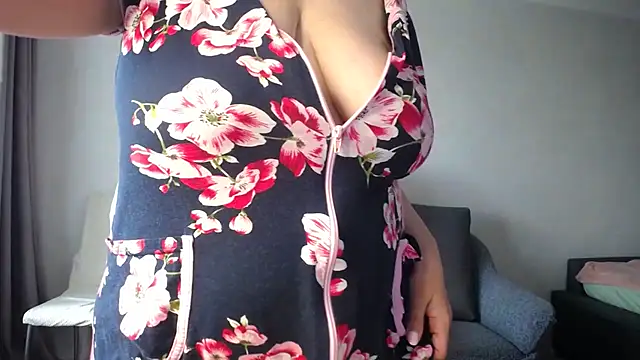 DonnaMagdalena online show from June 15, 2026, 10:48 am