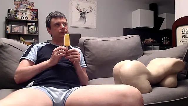 freddy0222222 online show from June 19, 2026, 8:47 pm