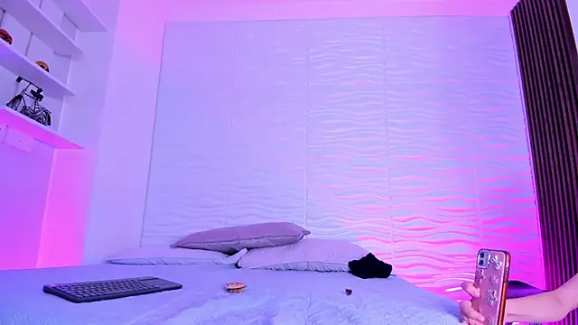 CamileHolmes online show from October 17, 2025, 5:33 am