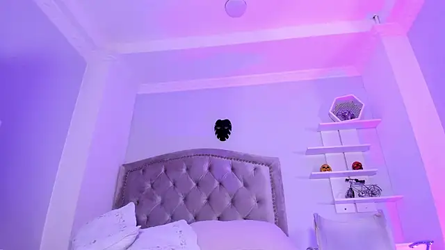 CamileHolmes online show from March 7, 2025, 5:29 am